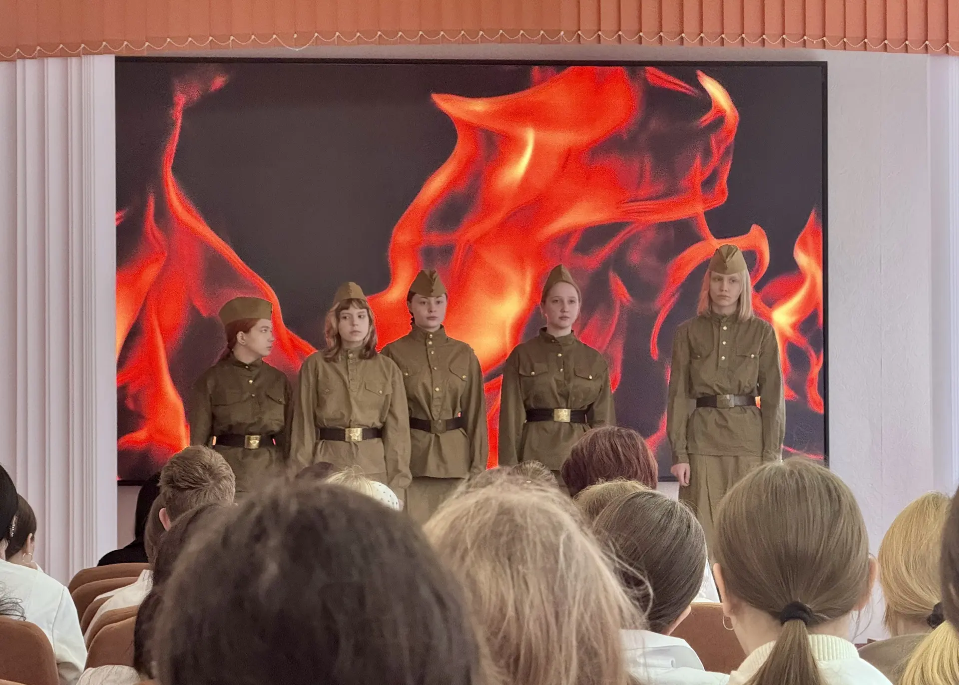 🕊️В медицинском техникуме № 2 состоялся показ спектакля «А зори здесь тихие»!