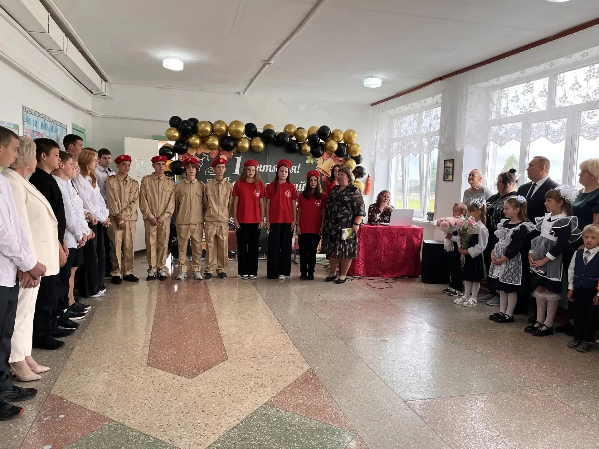 🎉 День знаний в МБОУ СОШ с. Верх‑Коён: торжественно, тепло и по-семейному! 🎉