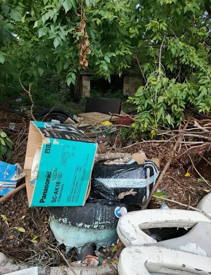Подписчица пожаловалась на свалку мусора на территории бывшего военкомата на Опытной, 2: