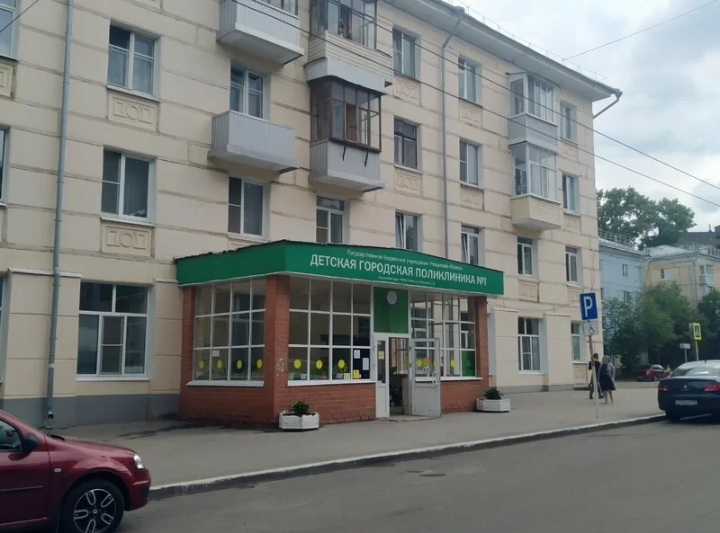 ОЧЕРЕДИ, ЗАПАХ В ТУАЛЕТЕ И НЕРАБОТАЮЩИЕ АНТИСЕПТИКИ. ЧТО НАШЛИ В ДЕТСКОЙ ПОЛИКЛИНИКЕ №1