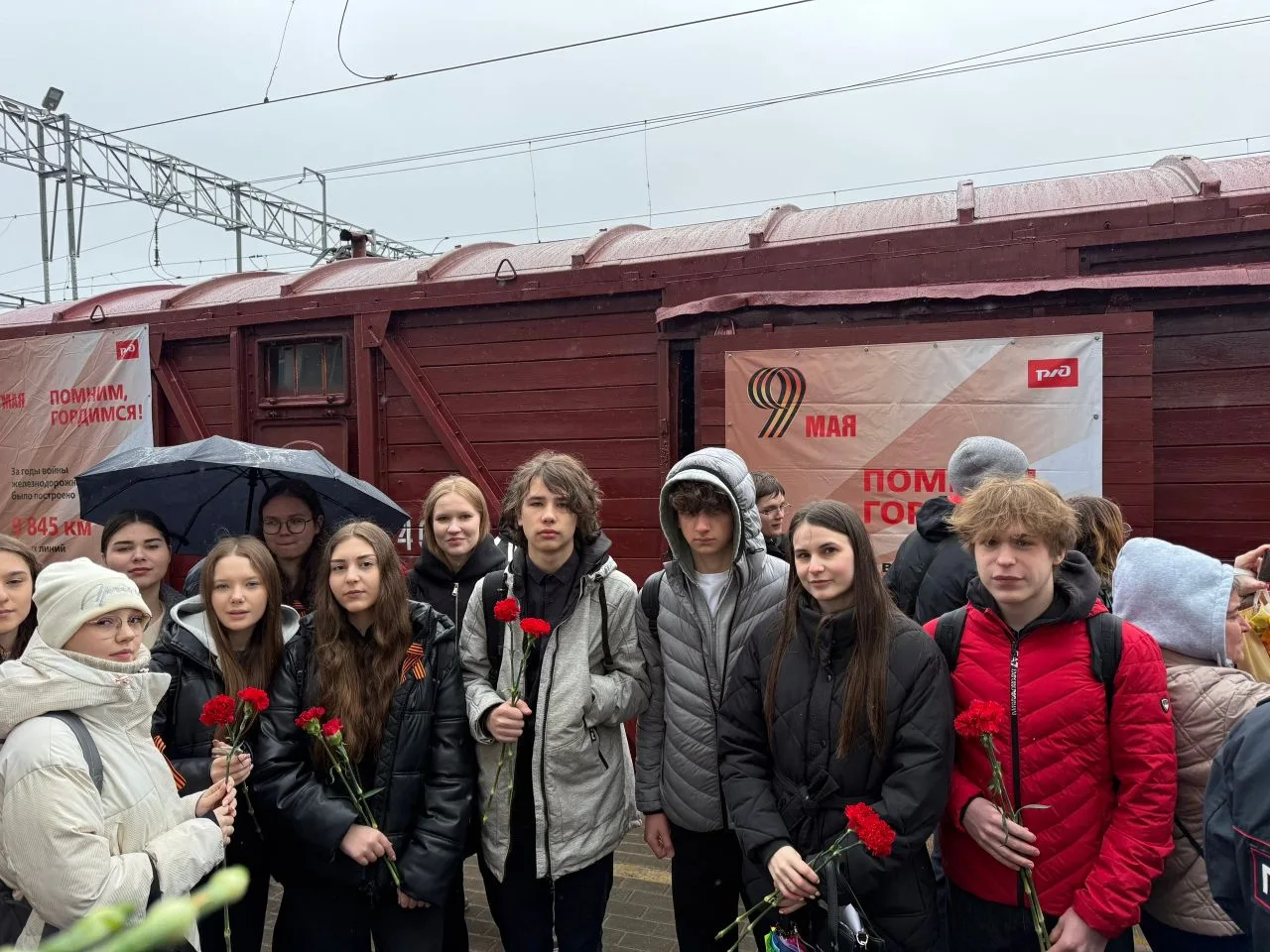 Сегодня 9 «Б» класс с классным руководителем К.Э. Беловой стали участниками акции «Поезд Победы» 🚂  
