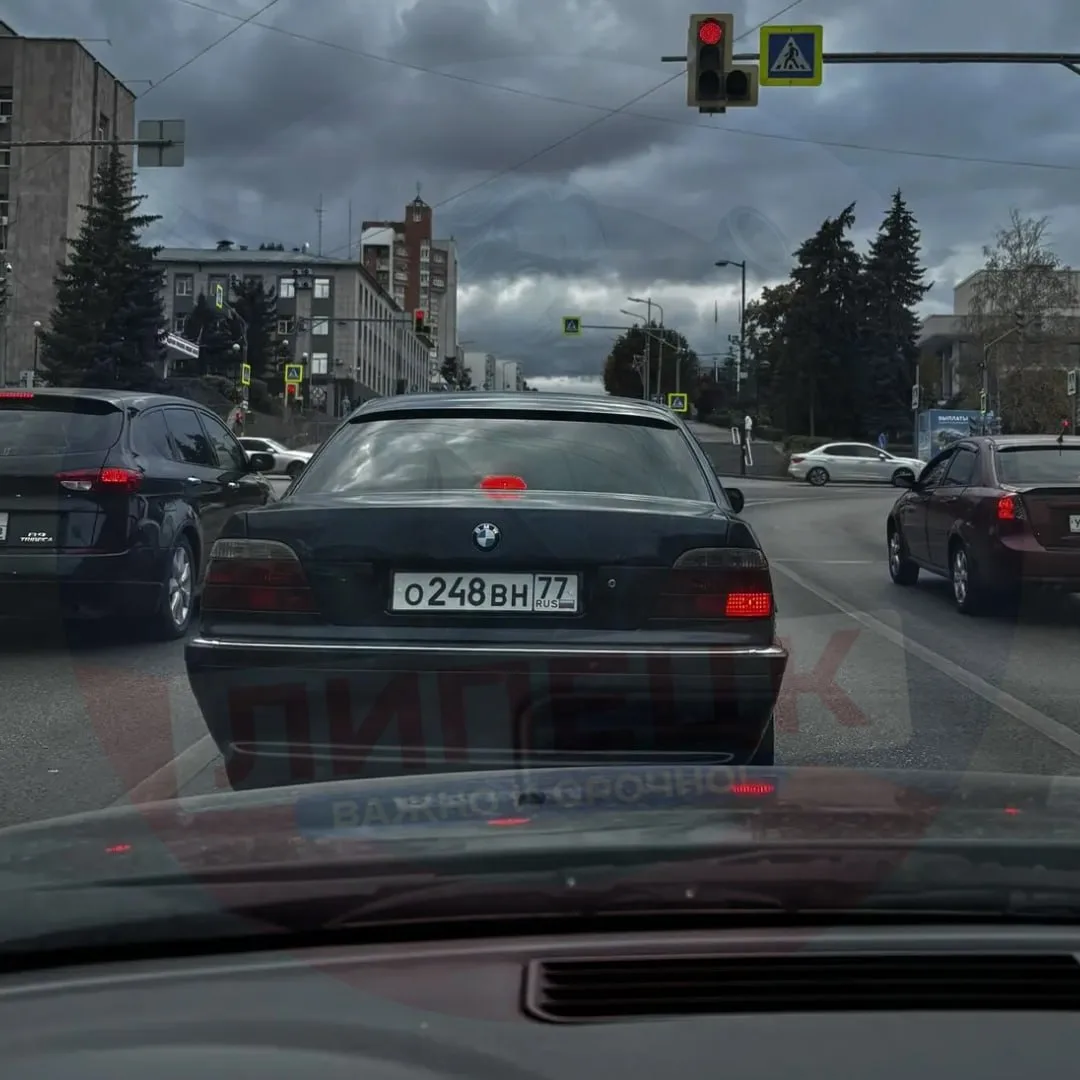 🚗 «Тот самый» бумер заметили на улице Липецка  Машина с номерами, как в культовом фильме, появилась 