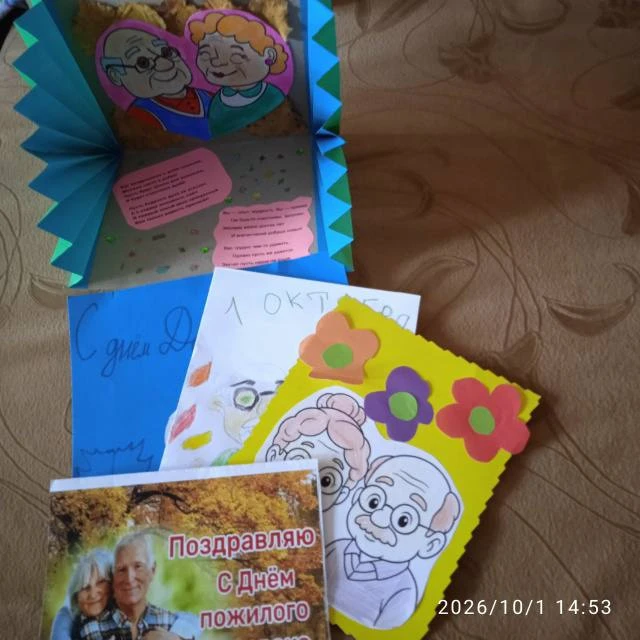 💐 Школьники поздравили прохожих с Днём пожилого человека