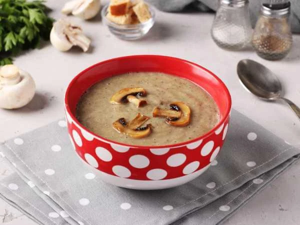 🍄 Суп-пюре из шампиньонов и кабачков.  Ингредиенты:  • Шампиньоны – 300 г • Кабачок – 700 г • Лук – 