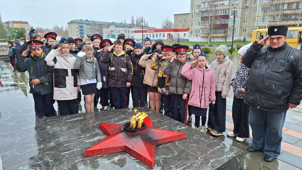 Казачата на страже памяти: лицеисты Шестого прикоснулись к истории    Пятница. На улице дождь, но и 