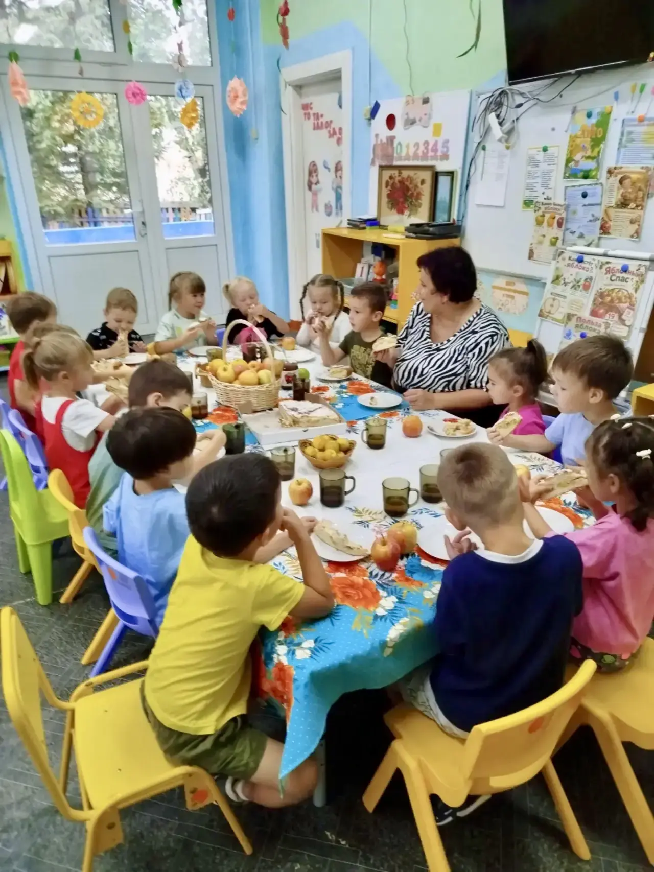В средней группе прошёл тематический день, посвящённый народному празднику Яблочный Спа...