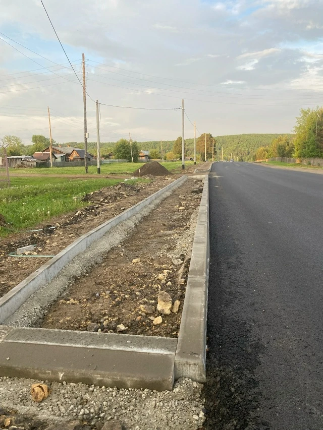 В Шапкино этим летом тоже строят тротуары, как в Лесосибирске вдоль Енисейского тракта