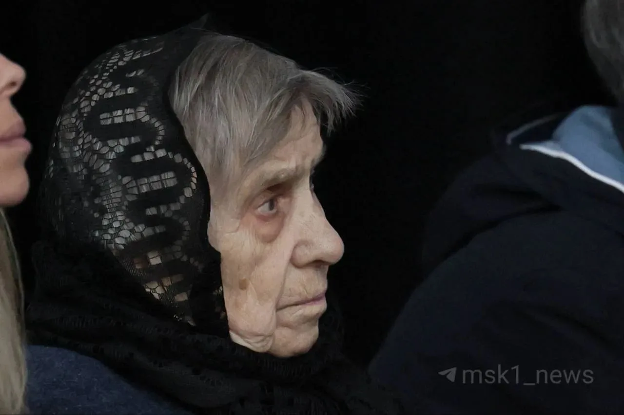 90-летней маме Сергея Соседова стала плохо на его похоронках. Женщине дали успокоительные.