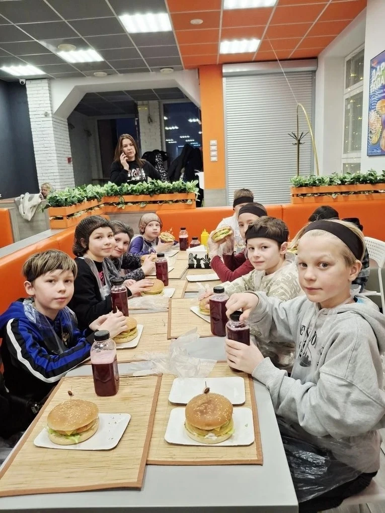 🍔 Самый вкусный февро‑март прошёл в 3 «Г» - в «Фудисоне»!   👩‍🍳 Кулинарный мастер‑класс по изготовле