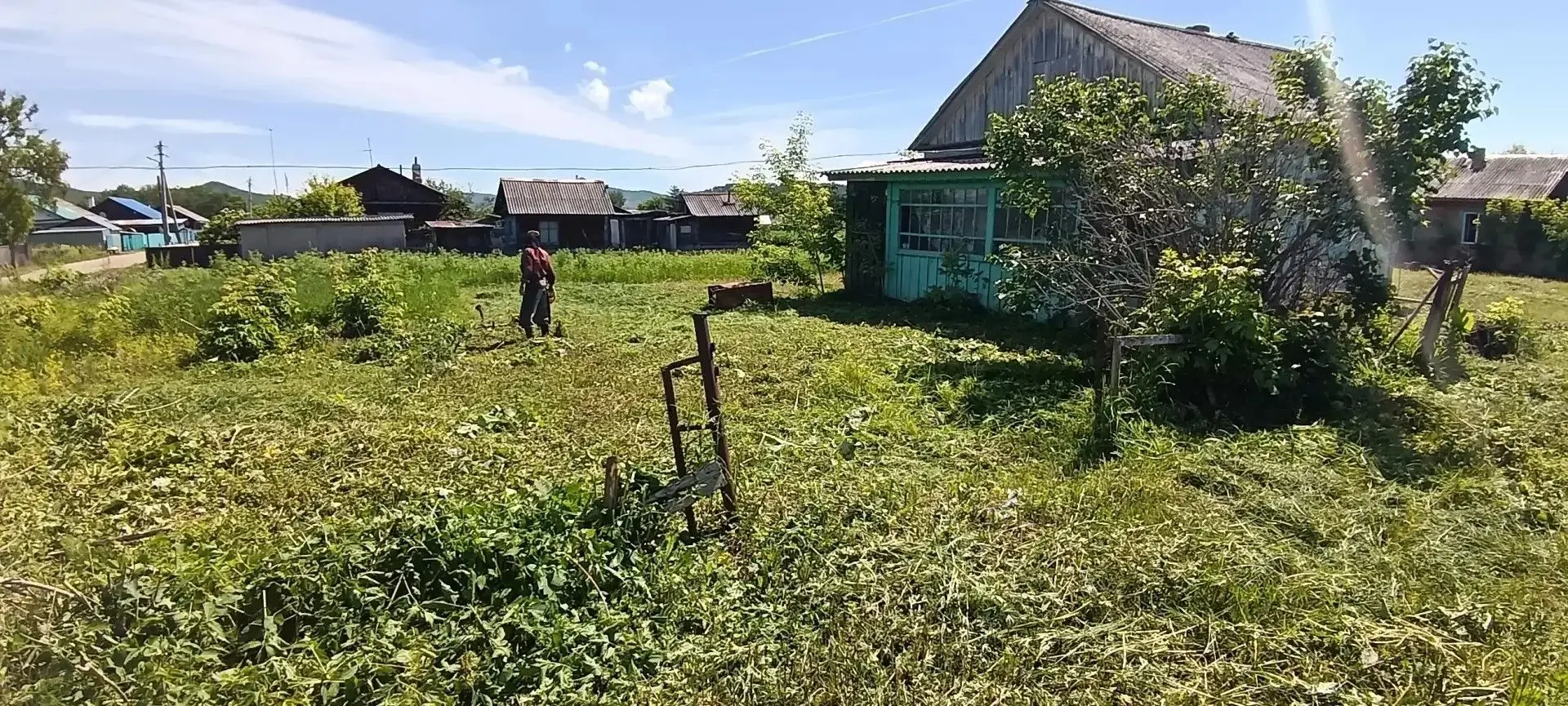 🌿В селе Ракитное продолжается обкос заброшенных домов.