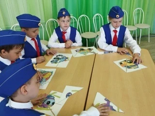 «Уроки дорожной безопасности: как в нашем саду учат детей правилам дорожного движения» 🚦👮‍♂️🚓
С с