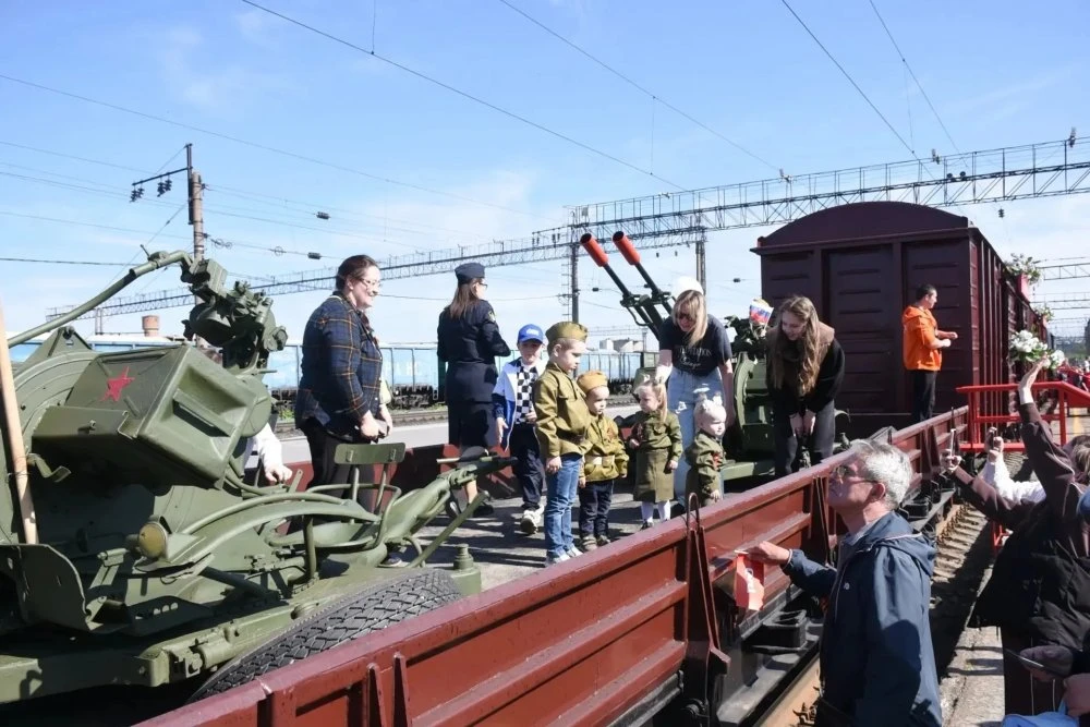 К перрону в Оренбурге прибыл Поезд Победы.  Праздничный концерт, выставка и почетные гости.  8 мая