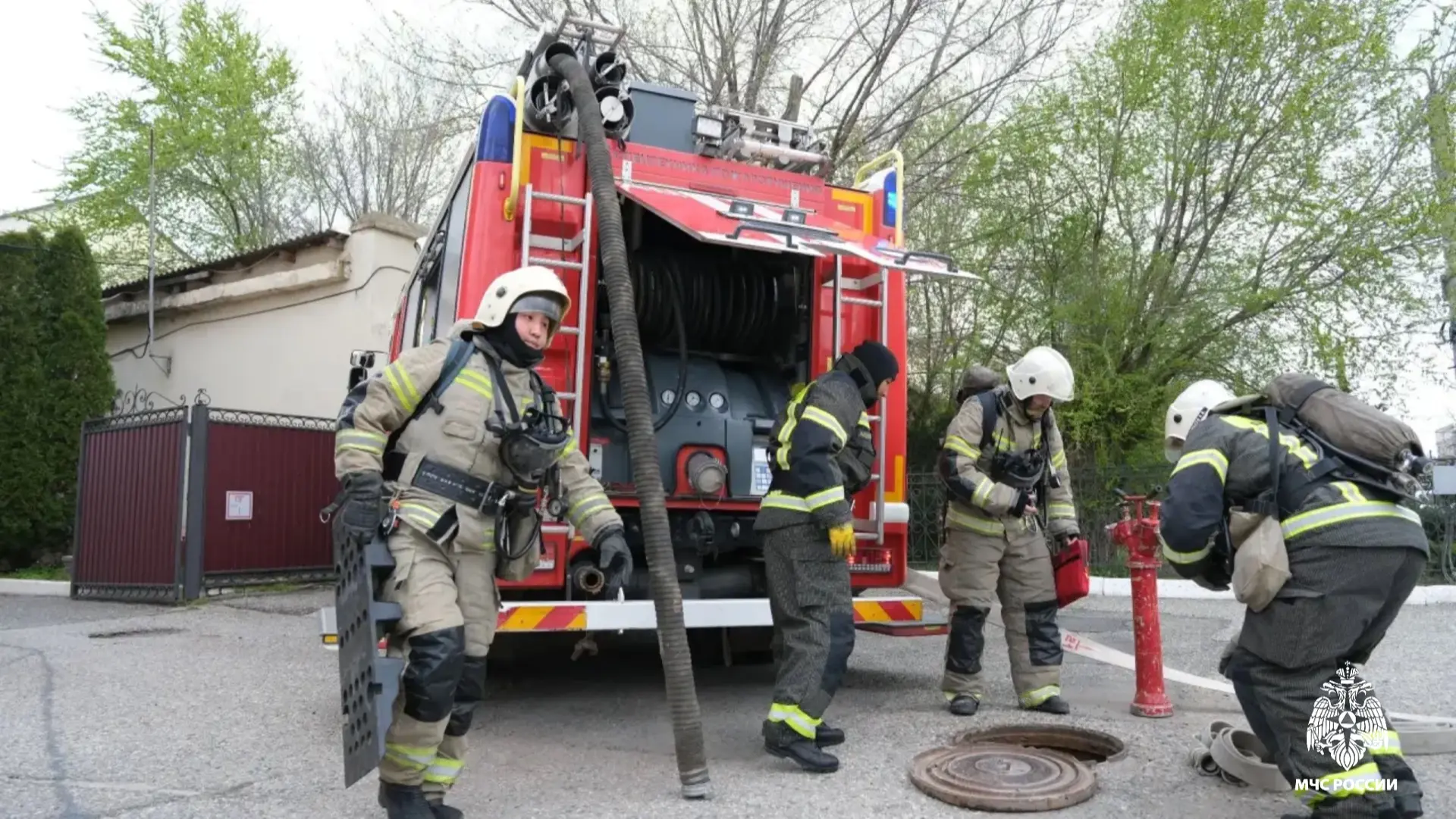 🚒 Элисте провели пожарно-тактические учения в здании министерства финансов  🔹Согласно замыслу, в рез