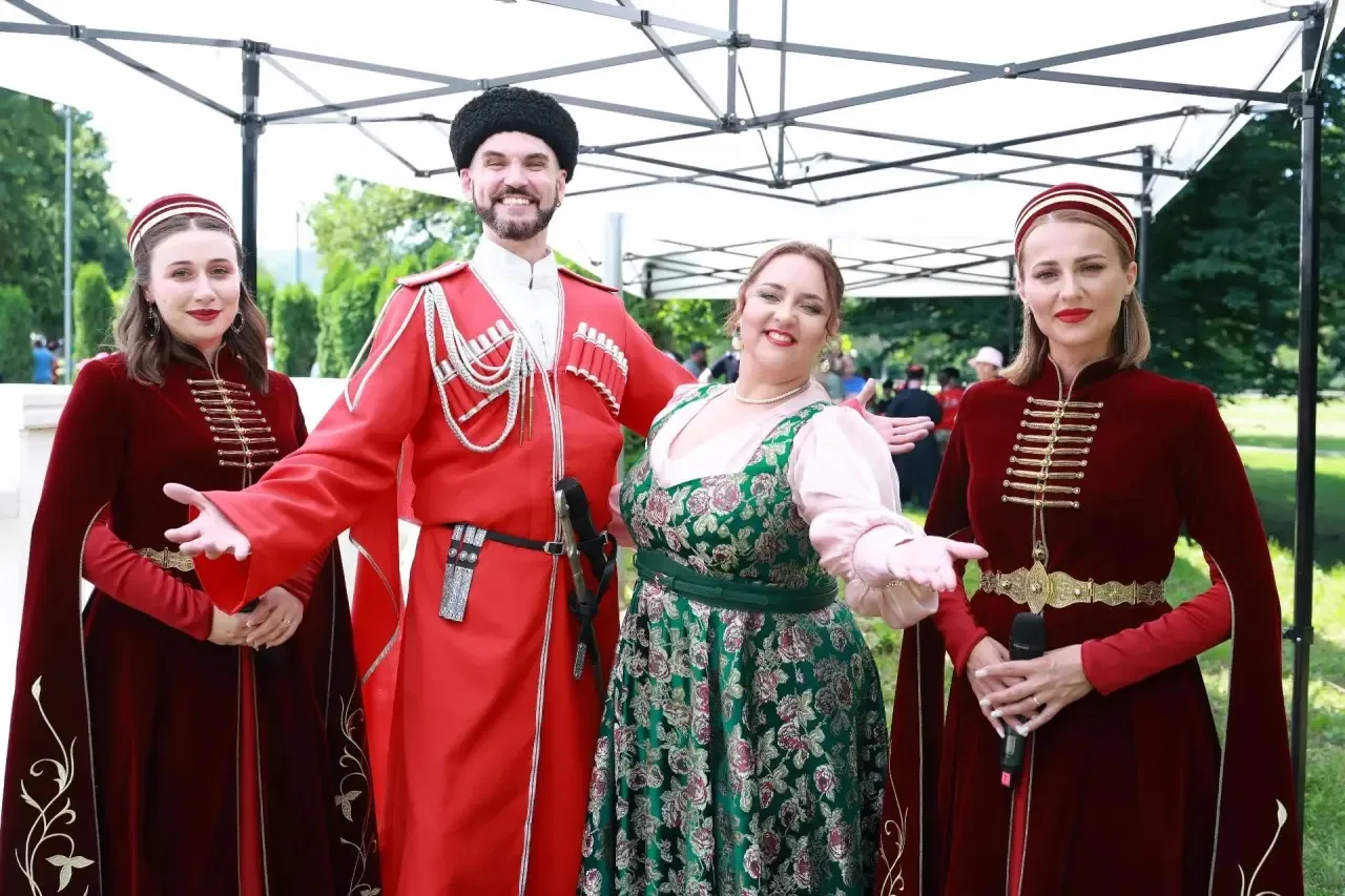 Песни, народные костюмы, ремесла и казачьи традиции — в Каменномостском открылся 35-й М...