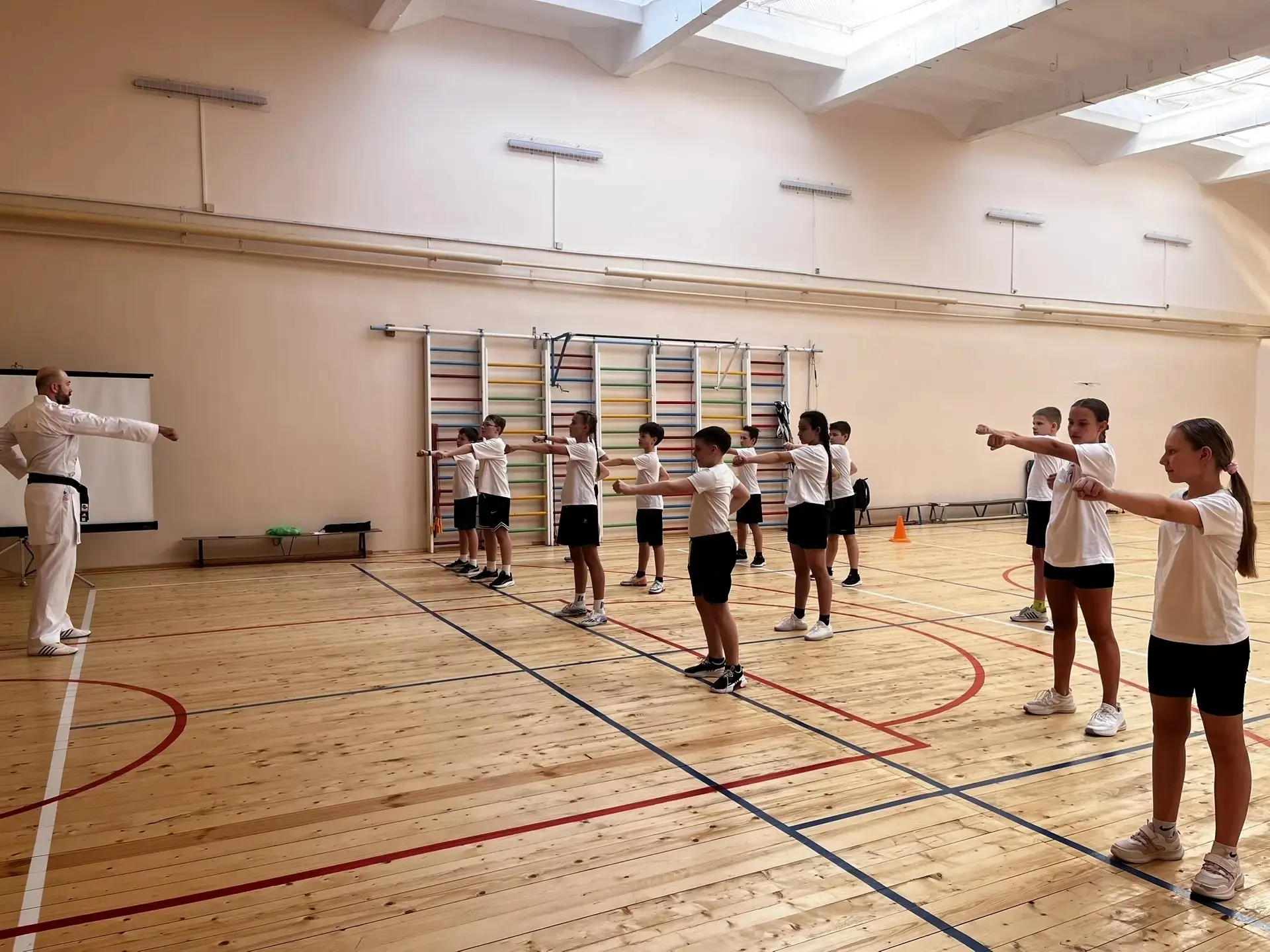 🥋 Ученики 5Г и 6Б классов посетили открыты урок по каратэ на конкурсе «Сердце отдаю детям»!  🏫 На ба