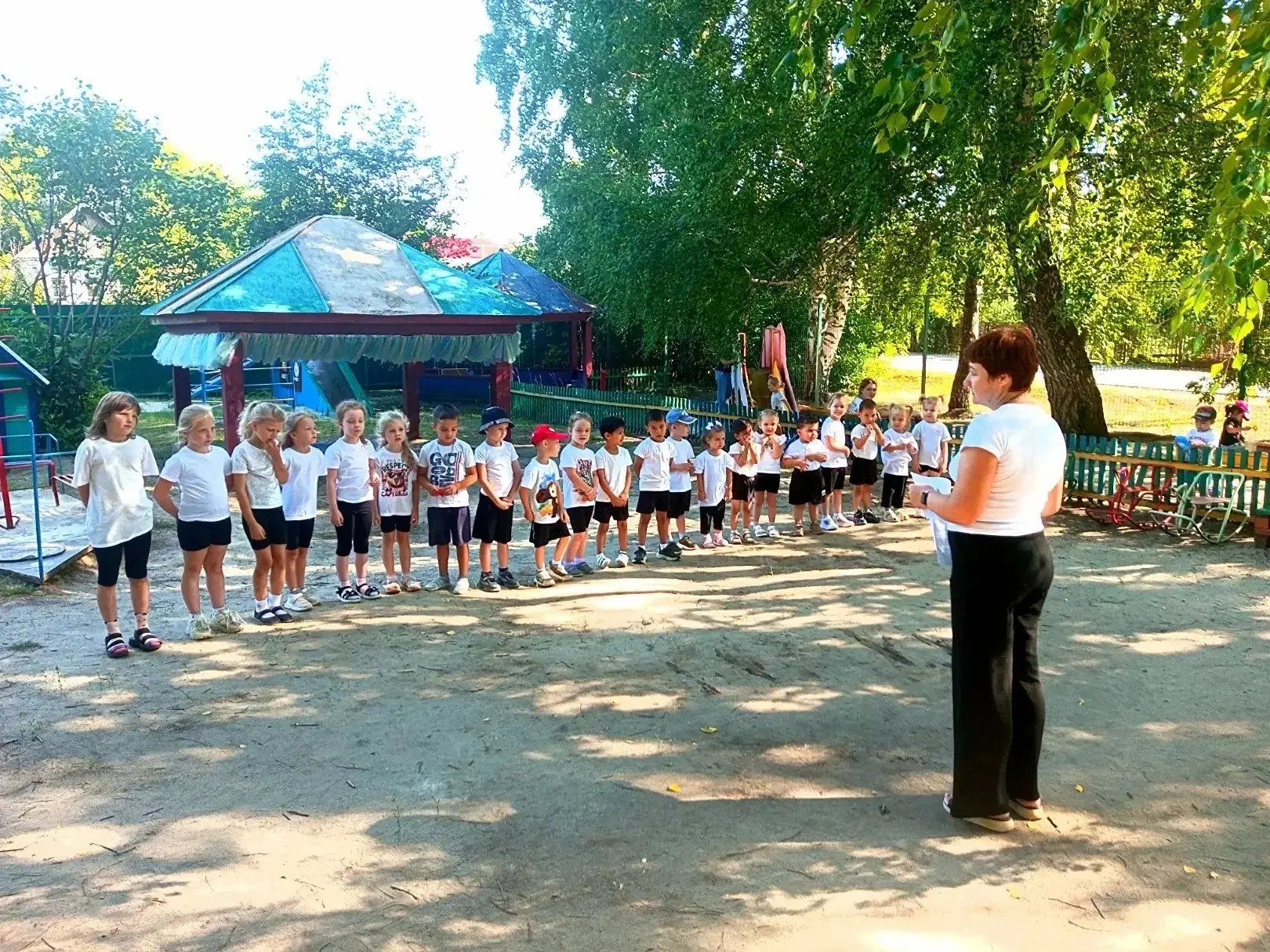 Над нами родное небо,