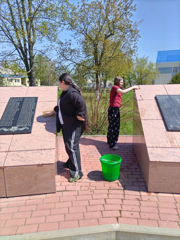 В предверии праздника 9 мая ученики Сергеевской школы приняли участие в уборке парка По...