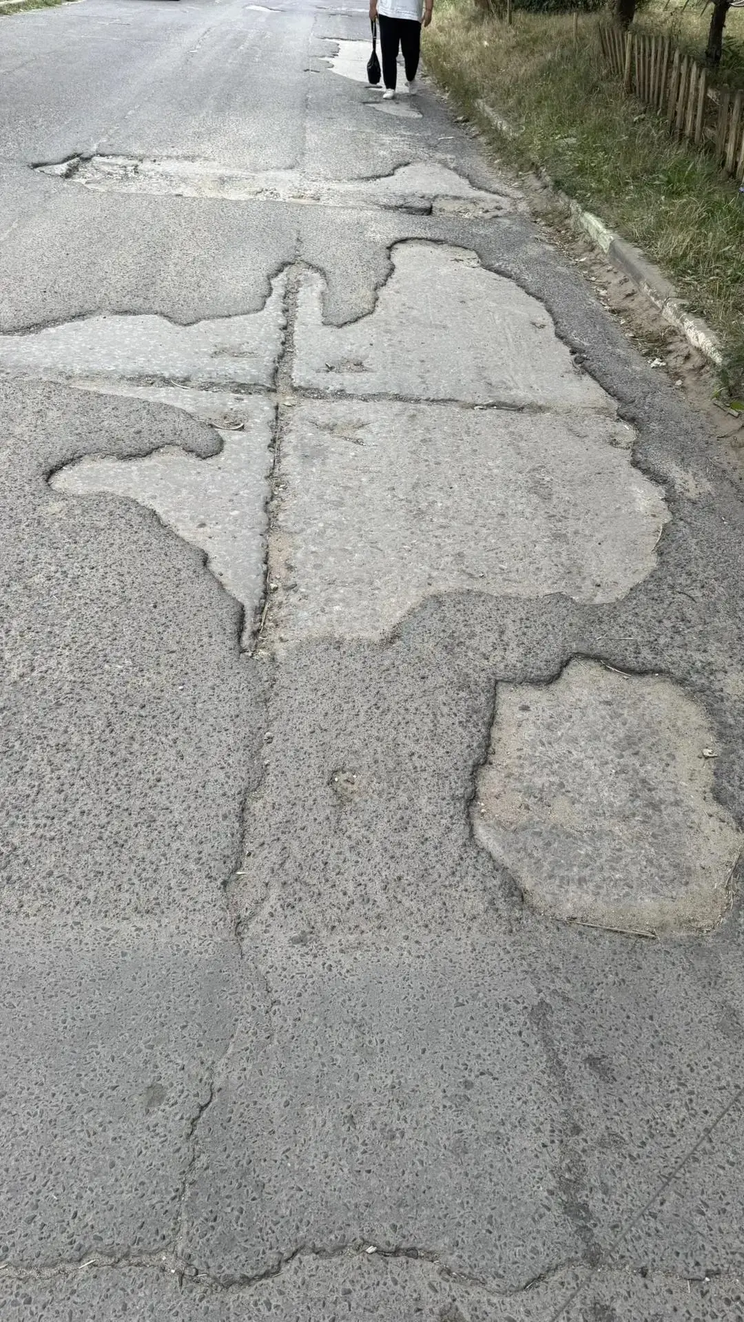 🤦‍♀️ Орловчане  пожаловались на разбитый подъезд к дому
