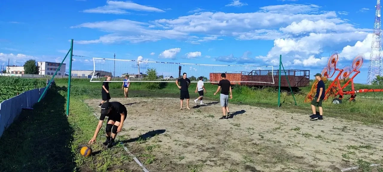 🏀⚽ 🏓👋 Тренер-общественник Степан Останин организовал для сельских ребят «кружок», гд...