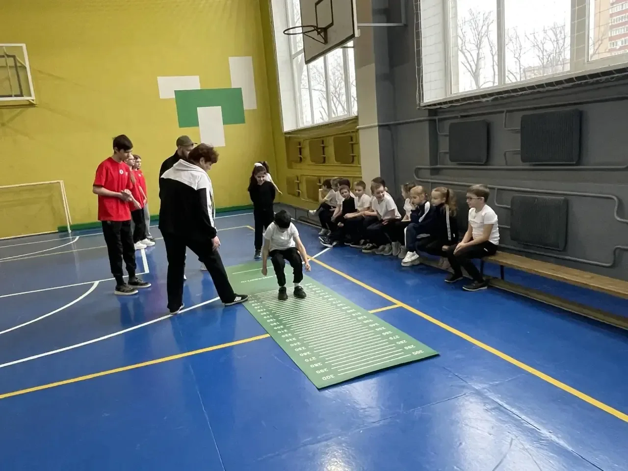 Готов к труду и обороне!  12 февраля в школе проходила сдача нормативов ГТО.   💪🏻Первыми эстафету вз