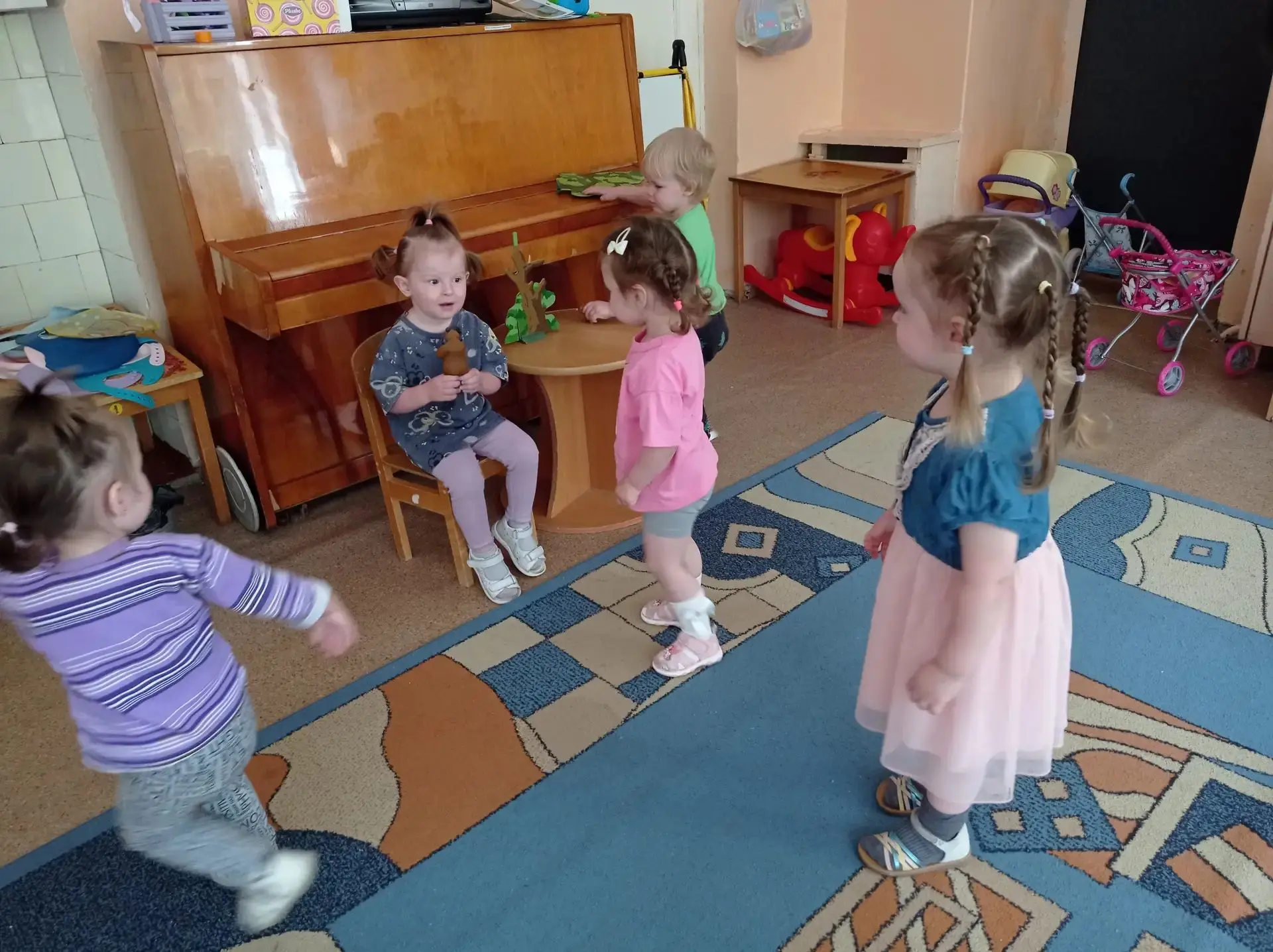🧒🐻🌲 Наши малыши начали своё удивительное путешествие с прогулки в лес! 🚂✨

Сначала мы отправилис