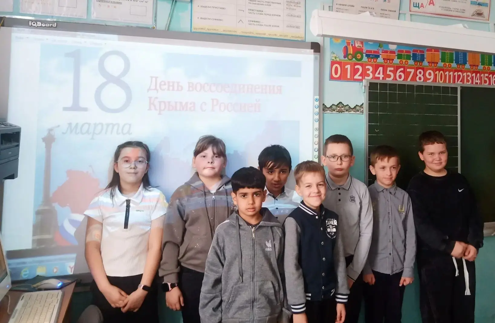 Сегодня в нашем  классе прошёл классный час, посвящённый Дню воссоединения Крыма с Россией