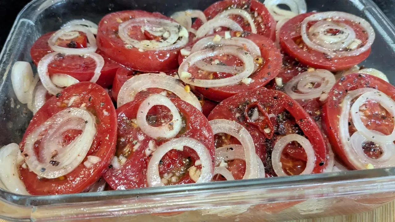 ЗАКУСКА ИЗ ПОМИДОРОВ И ЛУКА С МЕДОВОЙ ЗАПРАВКОЙ — НАХОДКА НА ЛЕТО!