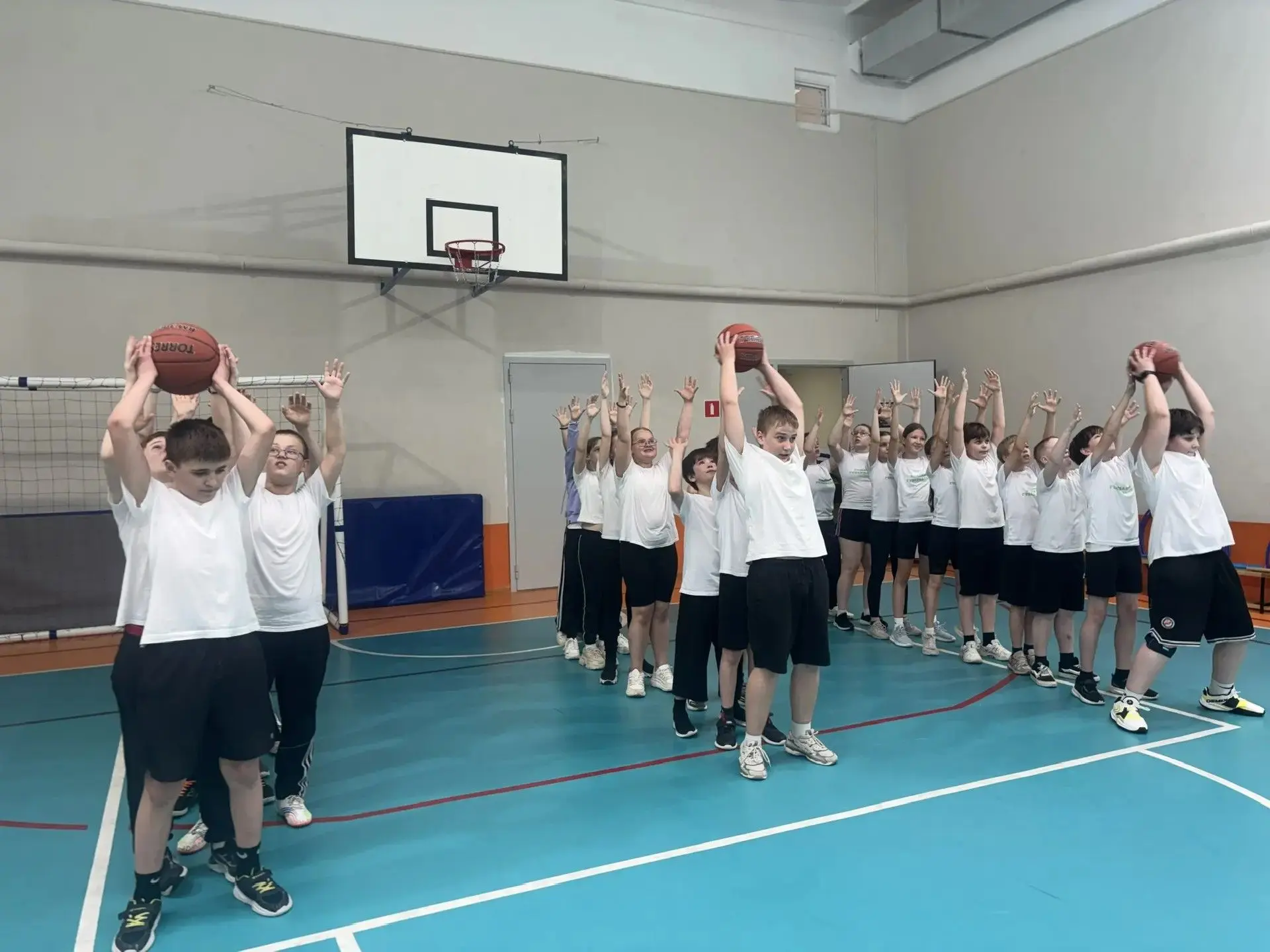 💫Сегодня на спортивной арене царила атмосфера настоящего праздника! Ученики 5Б, 5В и 5Д классов собр