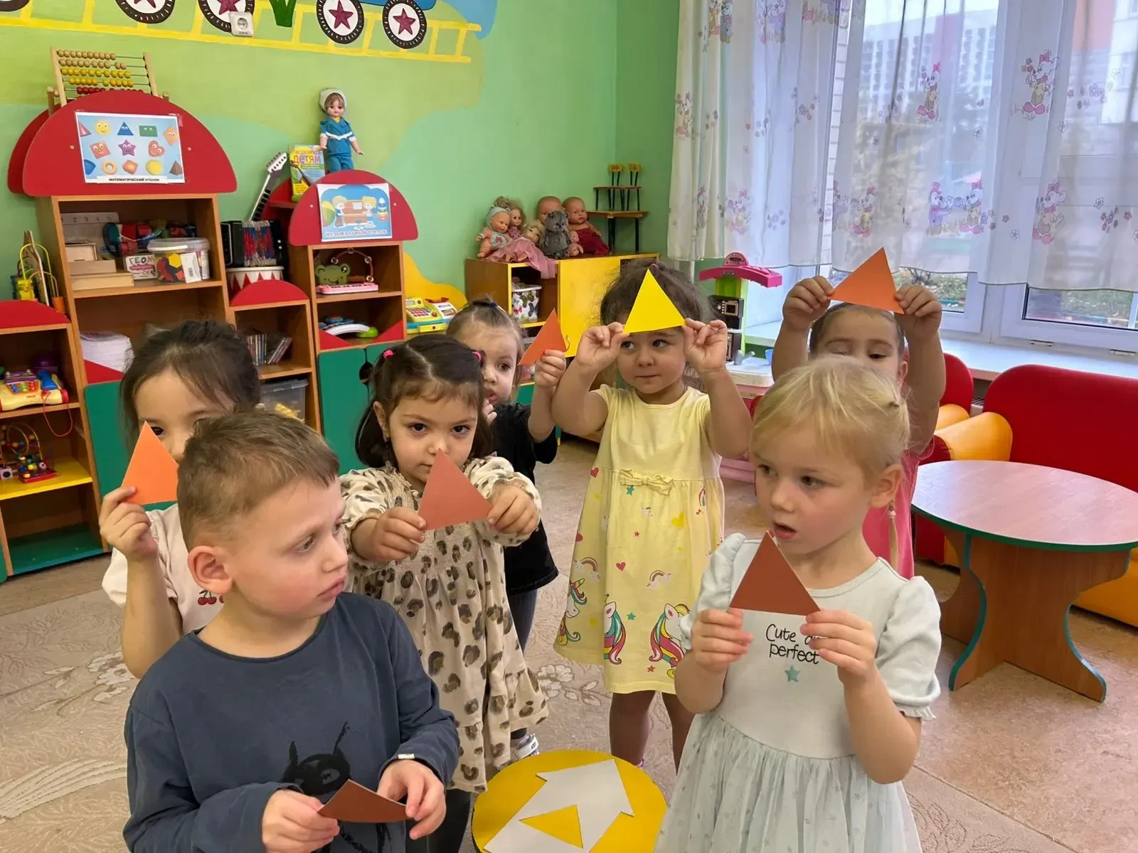 В средней группе «Звездочка» дошкольного отделения №43 прошло занятие по математическому развитию. Д