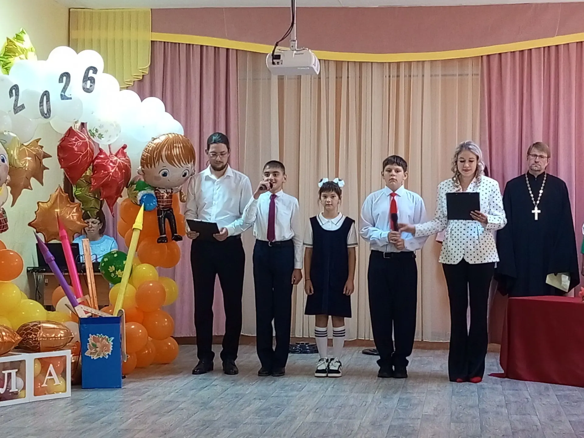 ‎Звенит звонок так весело, игриво,
