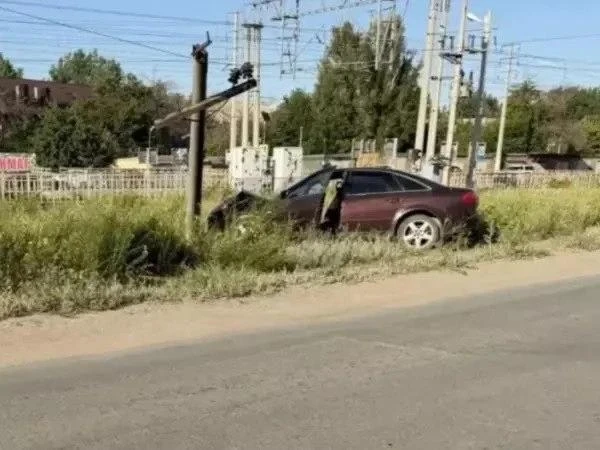 В Каменске-Шахтинском 66-летний водитель Audi погиб, врезавшись в опору ЛЭП. Предварительно, мужчина