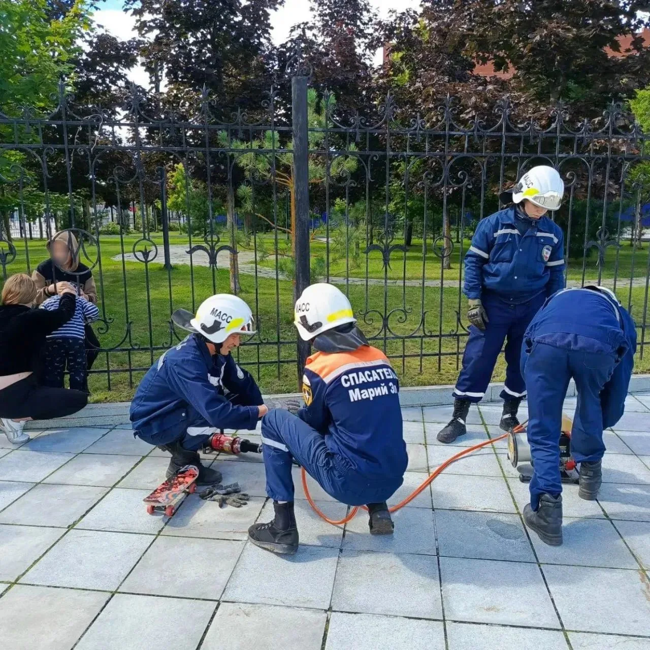 Сегодня в Итальянском парке трёхлетний мальчик застрял головой между прутьями забора.