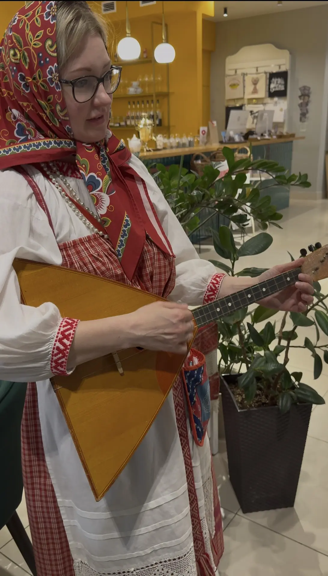 Мастер-класс по изготовлению льняной куклы оберега провели мастера Белозерского центра ...