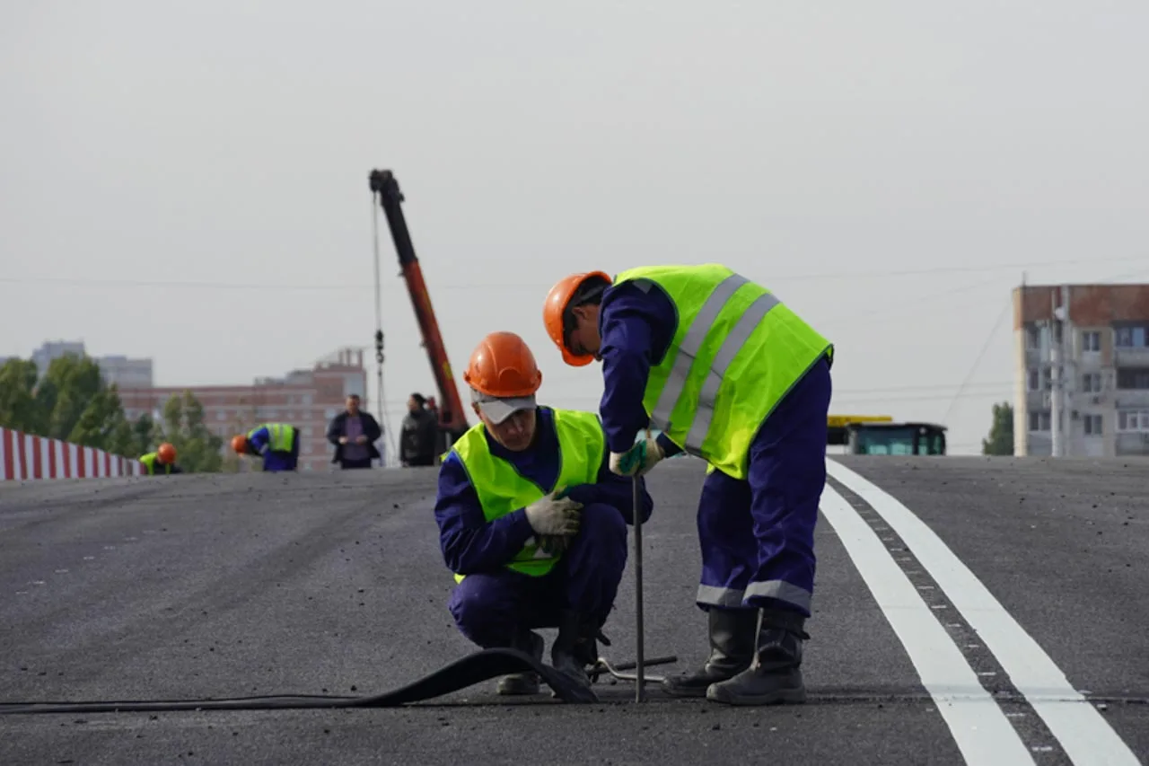 🚧 Дорожные работы на Остужевской развязке в Воронеже завершат к началу октября