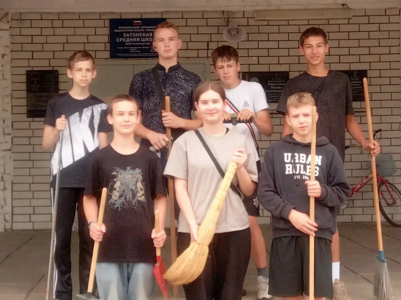 🌿 ТРУДОВОЕ ЛЕТО В РАЗГАРЕ 🌿

🚿🪣В нашей школе продолжает активно работать трудовая бригада из 7 о