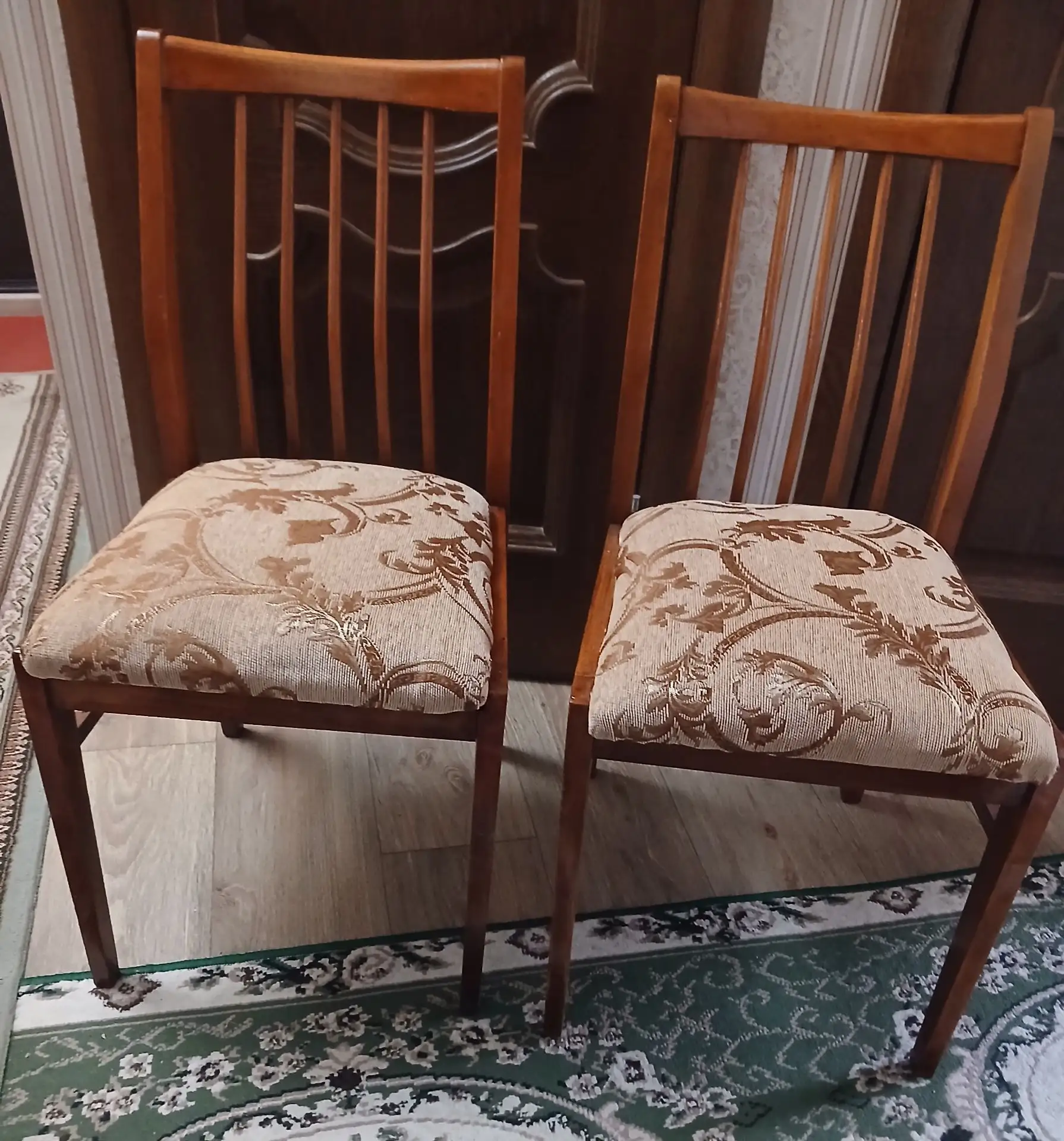 Продаются стулья по 650р. каждый. Дзержинский район. Тел. 8 927 532 80 12