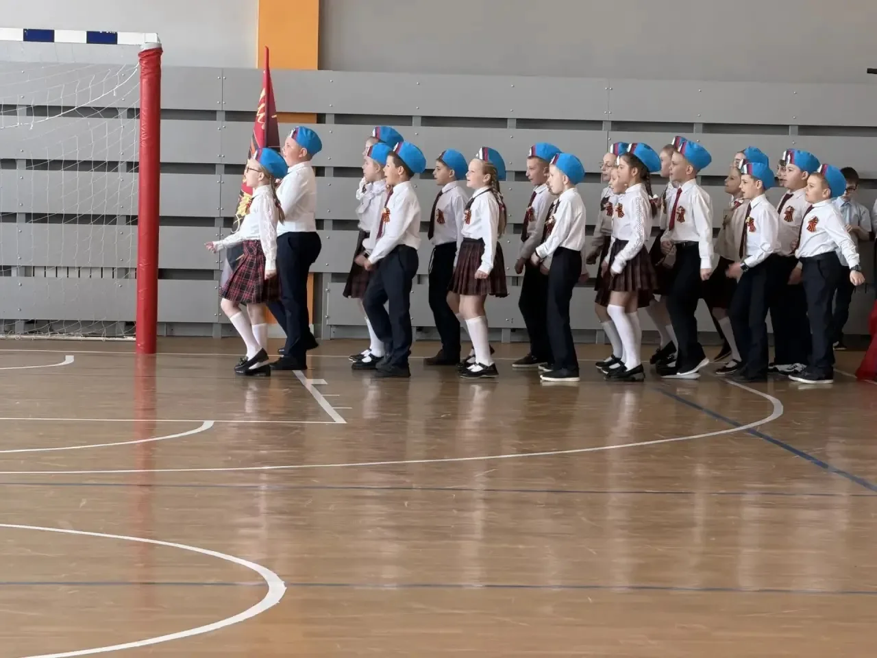 🎉 ДОРОГИЕ ДРУЗЬЯ! 🎉 Спешим поделиться радостной новостью: в нашей школе прошёл конкурс смотра строя 