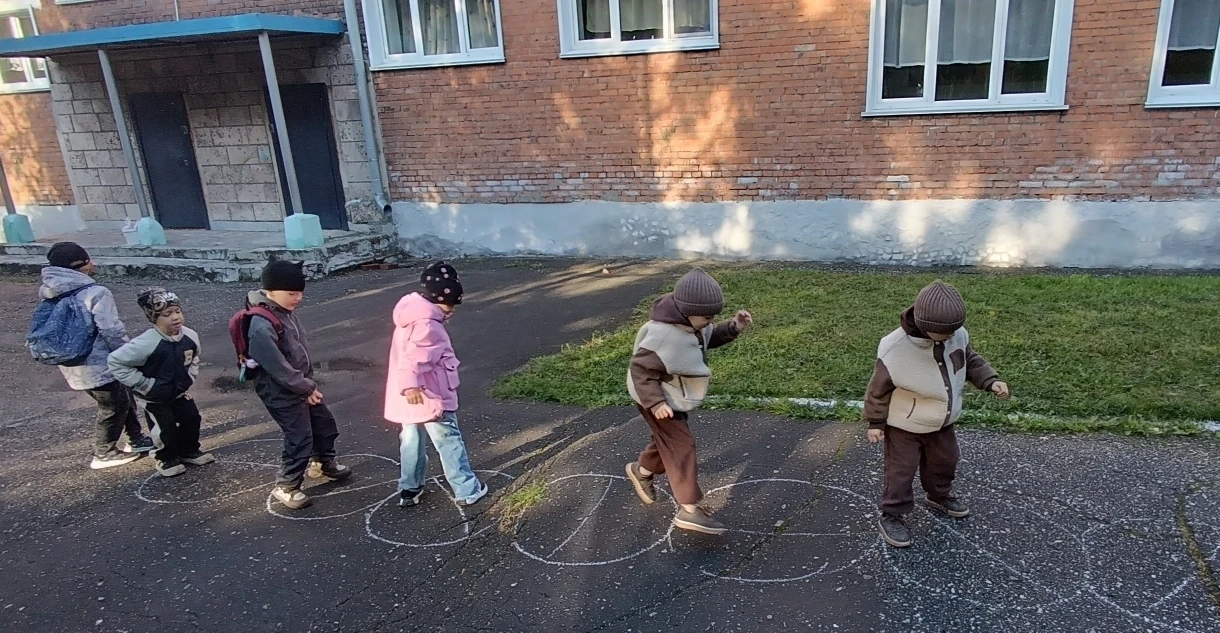 🧩 Игра «Прыжки по кругам» 🧩