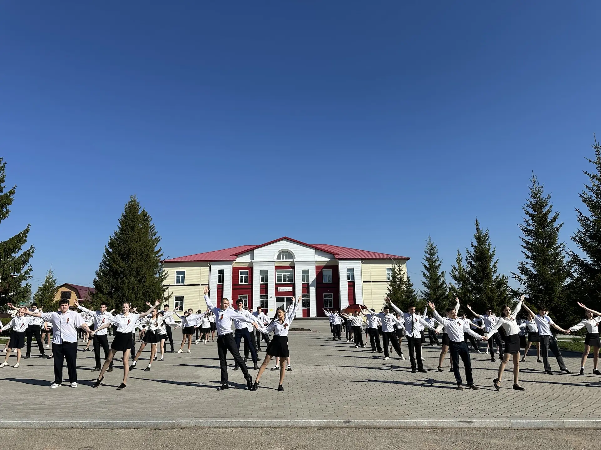 Сегодня наша школа приняла участие во Всероссийской акции «Вальс Победы»! 🕊️