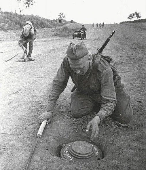 🌟 Caпepы обезвреживают нeмeцкие противотанковые мины, 1943 гoд