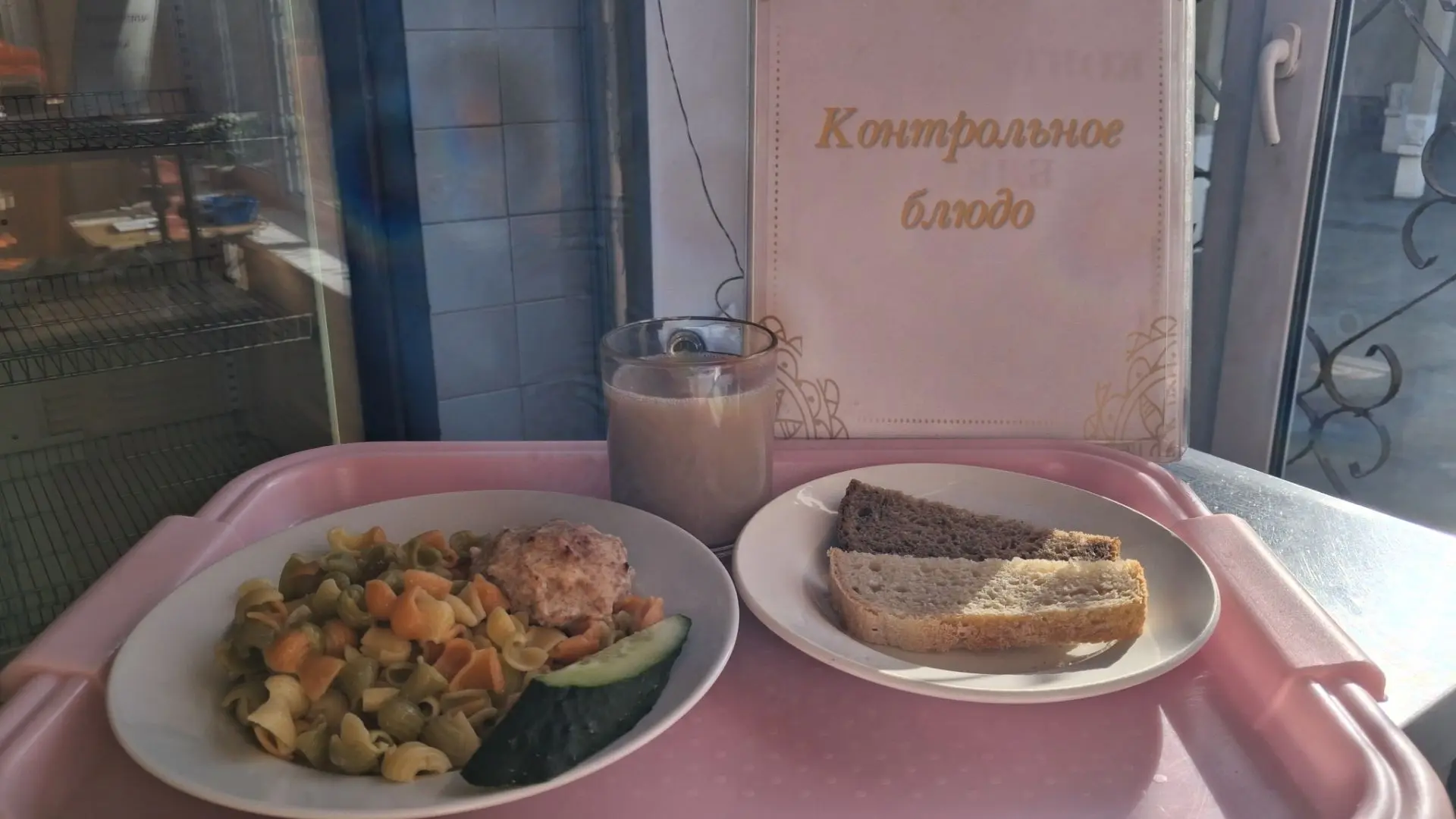 Первый завтрак первоклашек. Едят хорошо, молодцы!  В нашей столовой каждая калория на с...