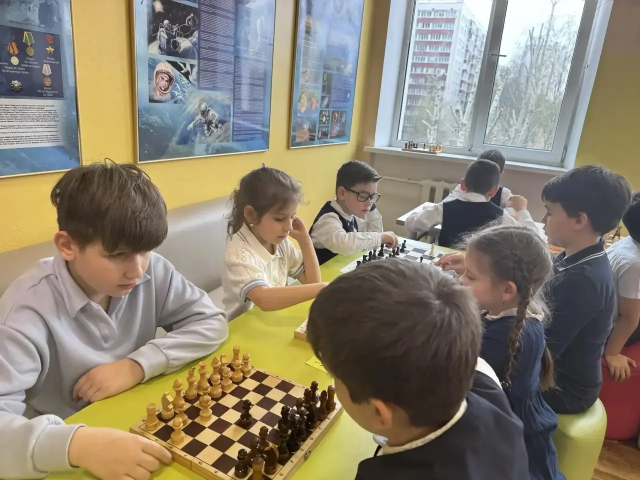 ♟️ Ход конём!  В начальной школе прошёл масштабный шахматный турнир среди учеников 1–4 классов.  🎉 Б