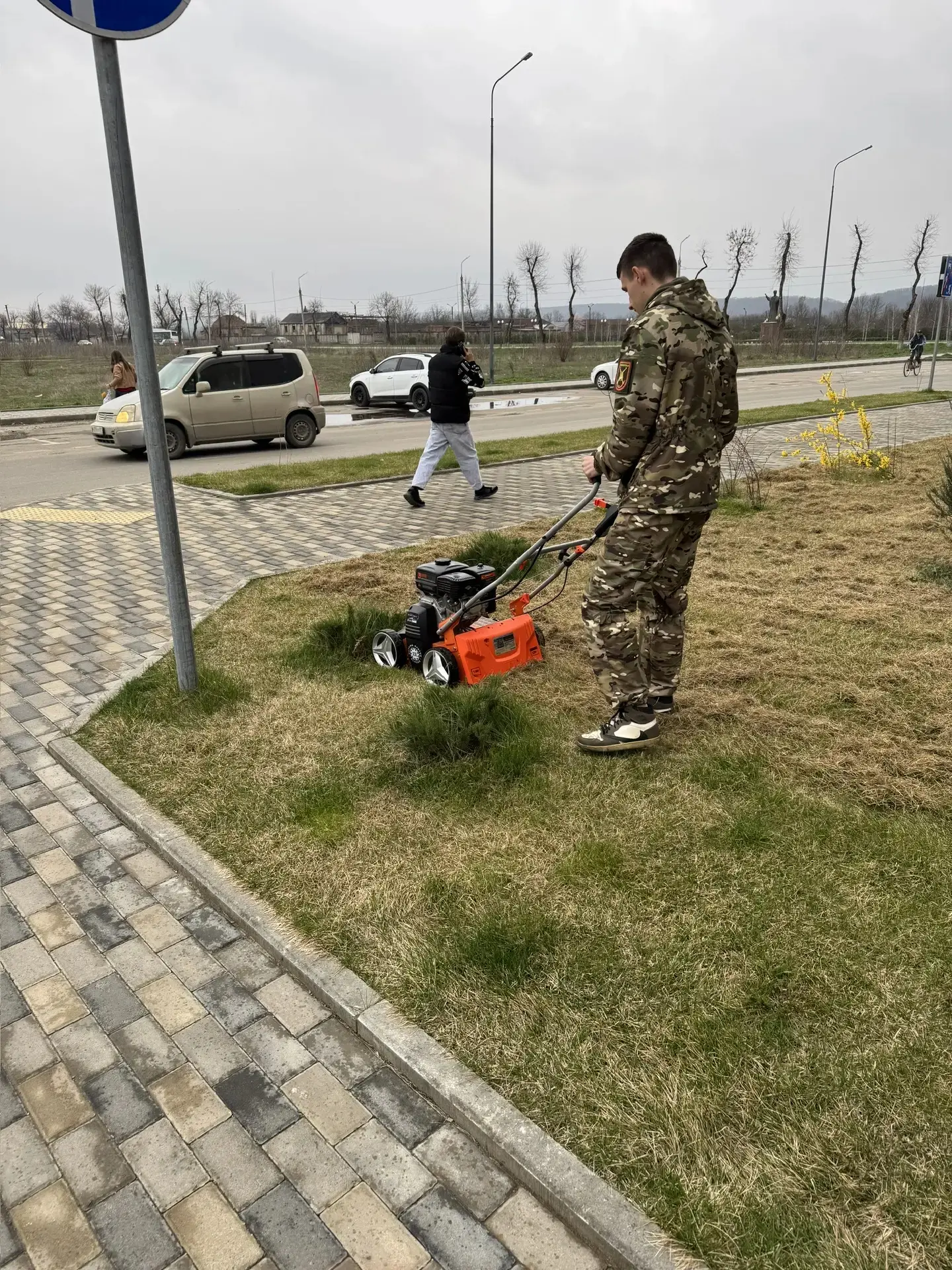 УК "Уютный дом" проводит подготовку газона к летнему сезону. Идёт процесс скарификации ...