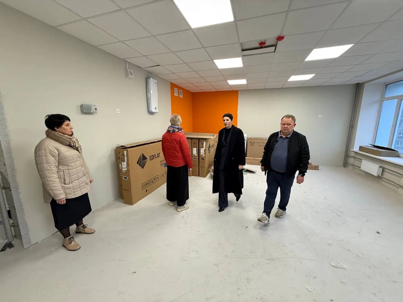 Снова приехали в Рефтинский Свердловской области, школу №17.  Работы идут с опозданием. Но замечания