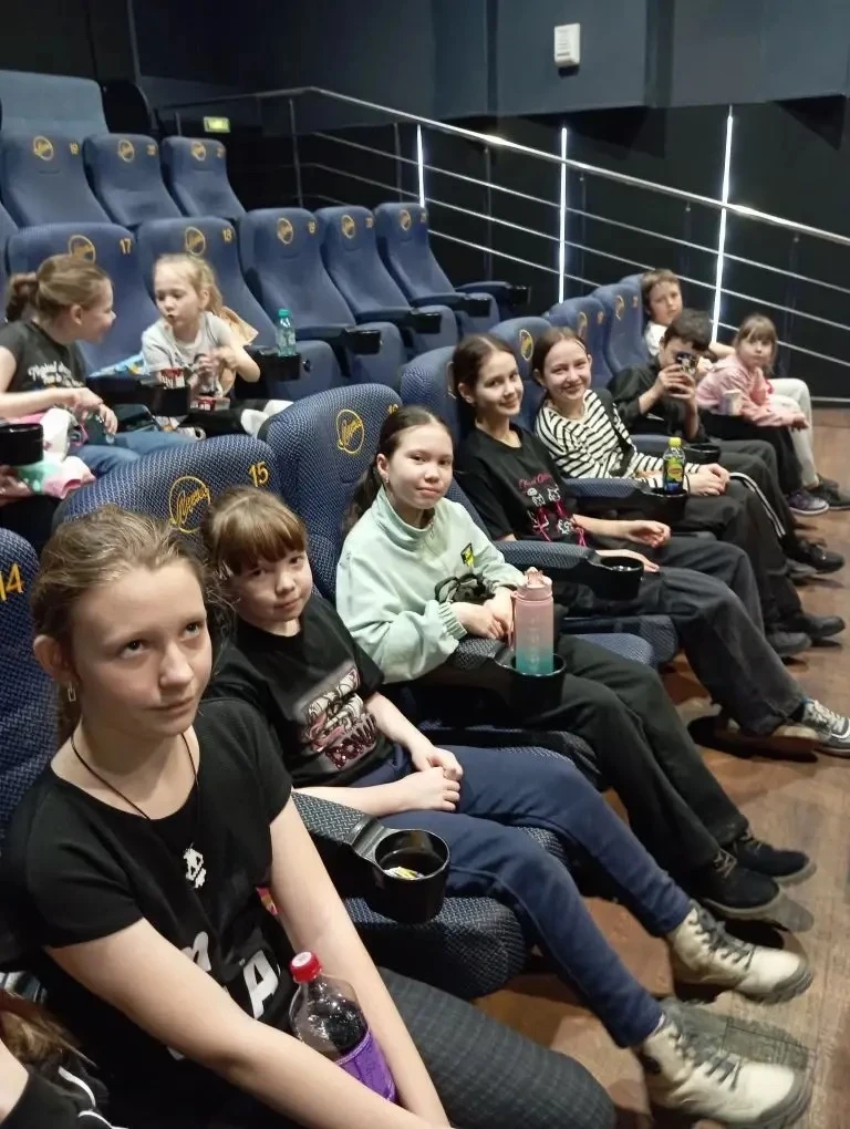 Ребята из 5Б и 5Д классов посетили посетили кинотеатр «Луна» 🍿   Выбор пал на «Домовёнка Кузю-2». Фи