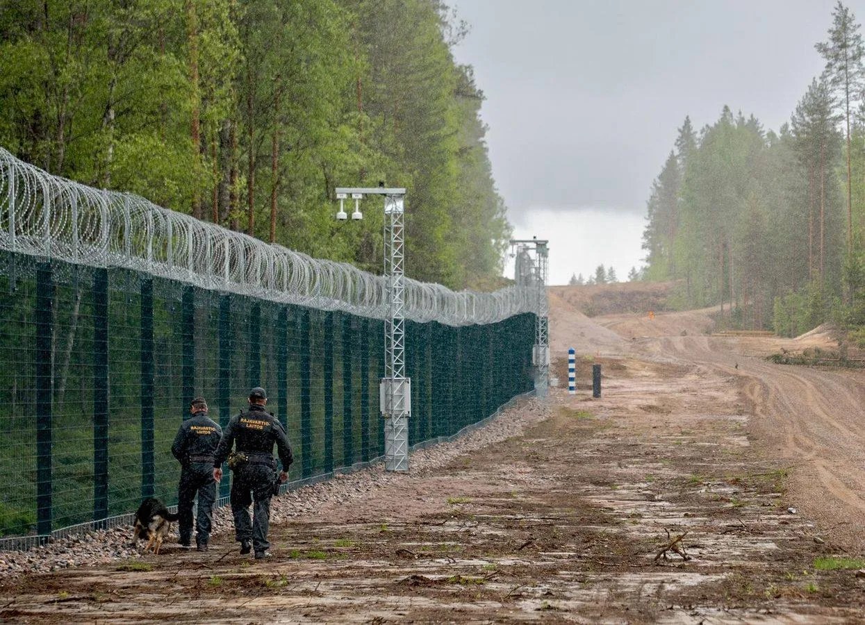 🇷🇺🇫🇮 Финляндия завершила строительство 200-километрового забора на границе с Россие...