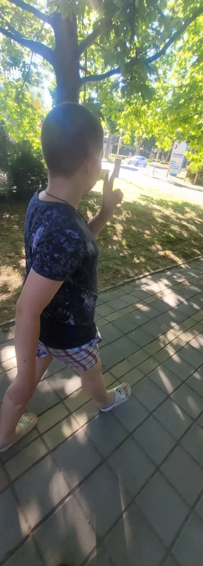 Ученик 5 класса Даниил проводит лето активно и с большим удовольствием! ☀️😊

   Он много гуляет по 