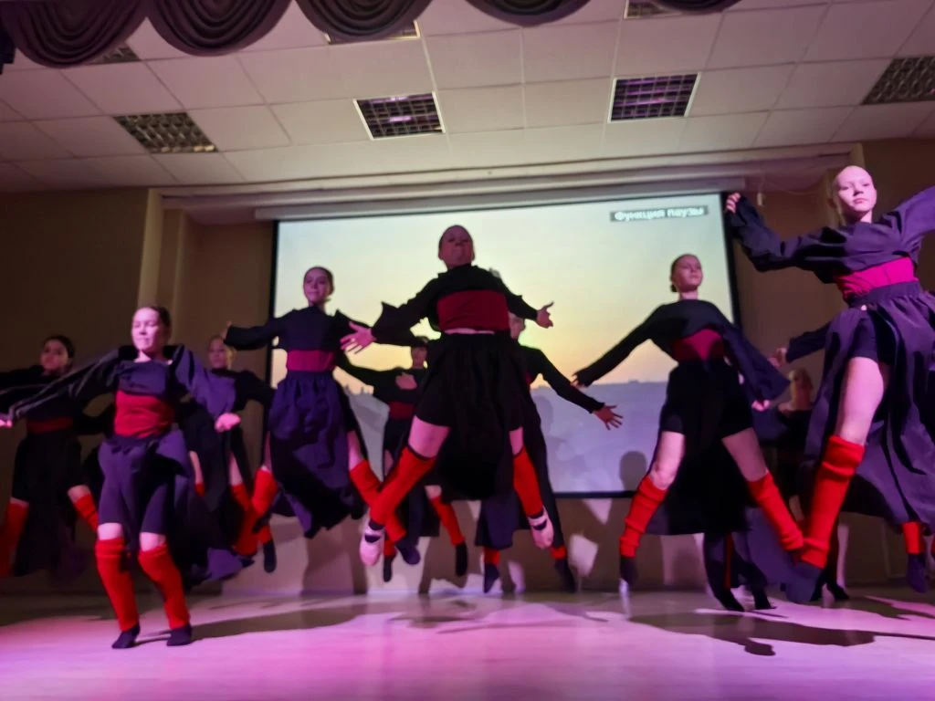Сегодня в нашей школе состоялся настоящий праздник творчества - совместный концерт вокальной студии 