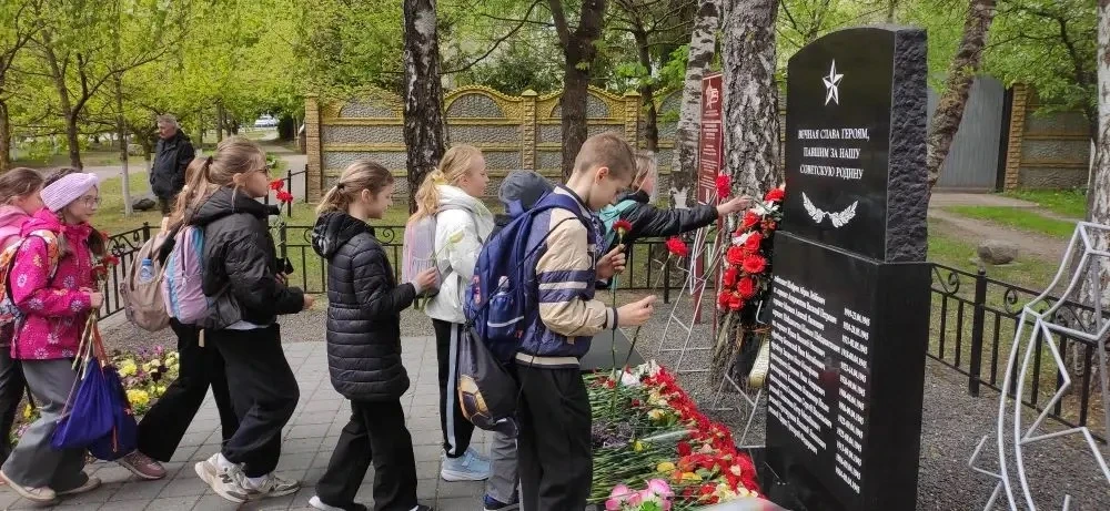 Память жива🕯️  Учащиеся начальной школы приняли участие в возложении цветов к братской могиле советс