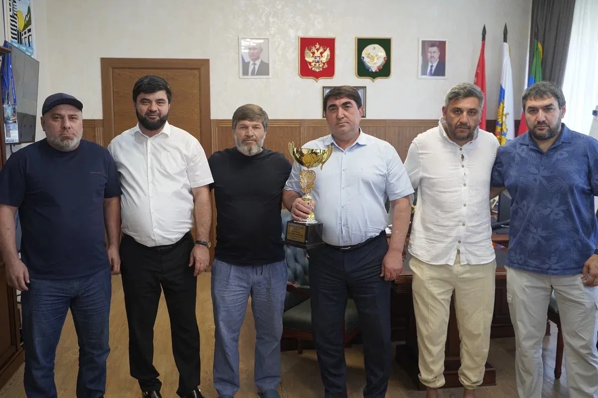 Саид Маматханов поздравил обладателей Кубка Дагестана по футболу среди ветеранов

Глава Кизилюрта Са